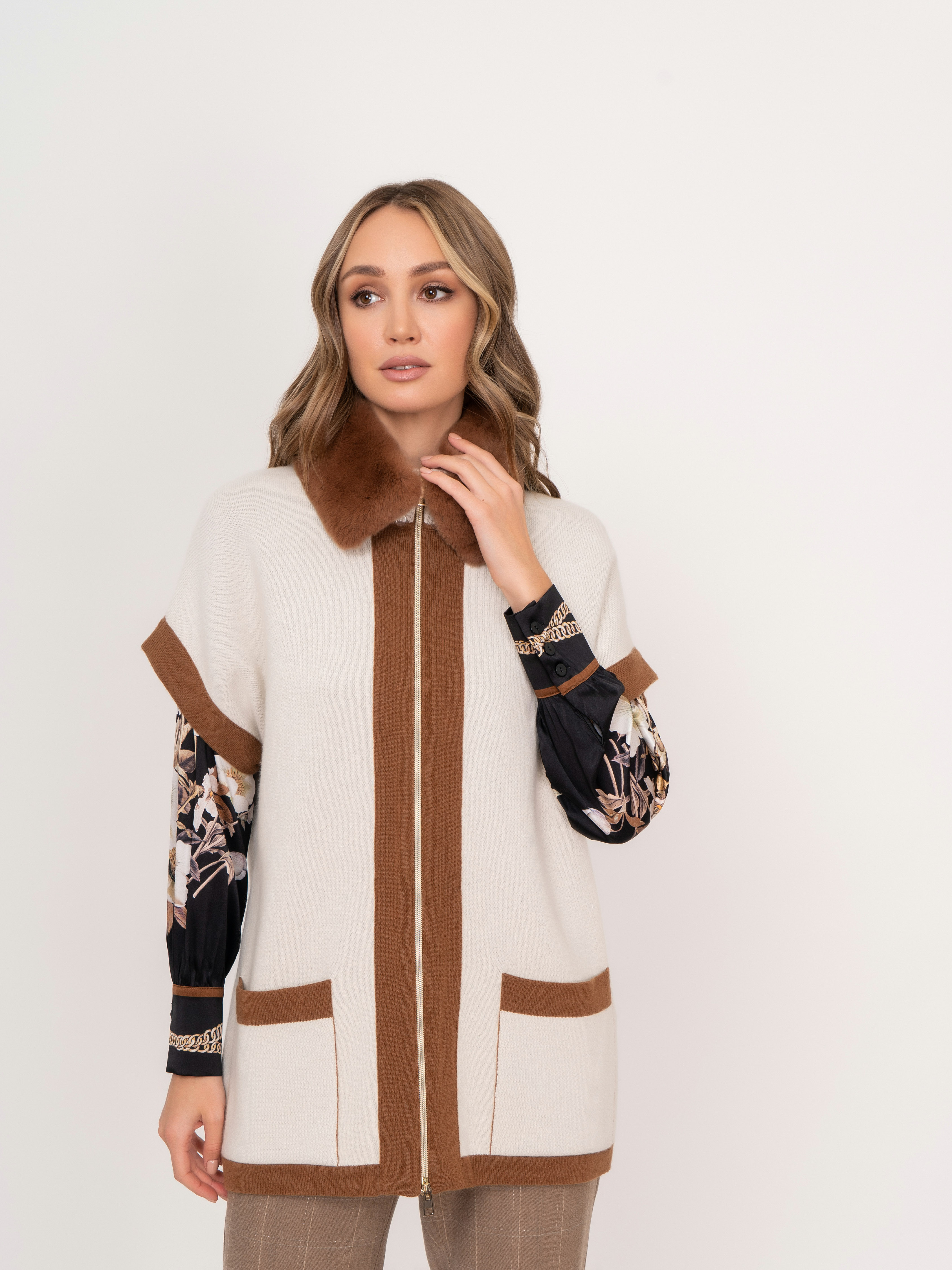 ЭRHO 486/21-02 Пальто (Жилет) с меховым воротником Moretti