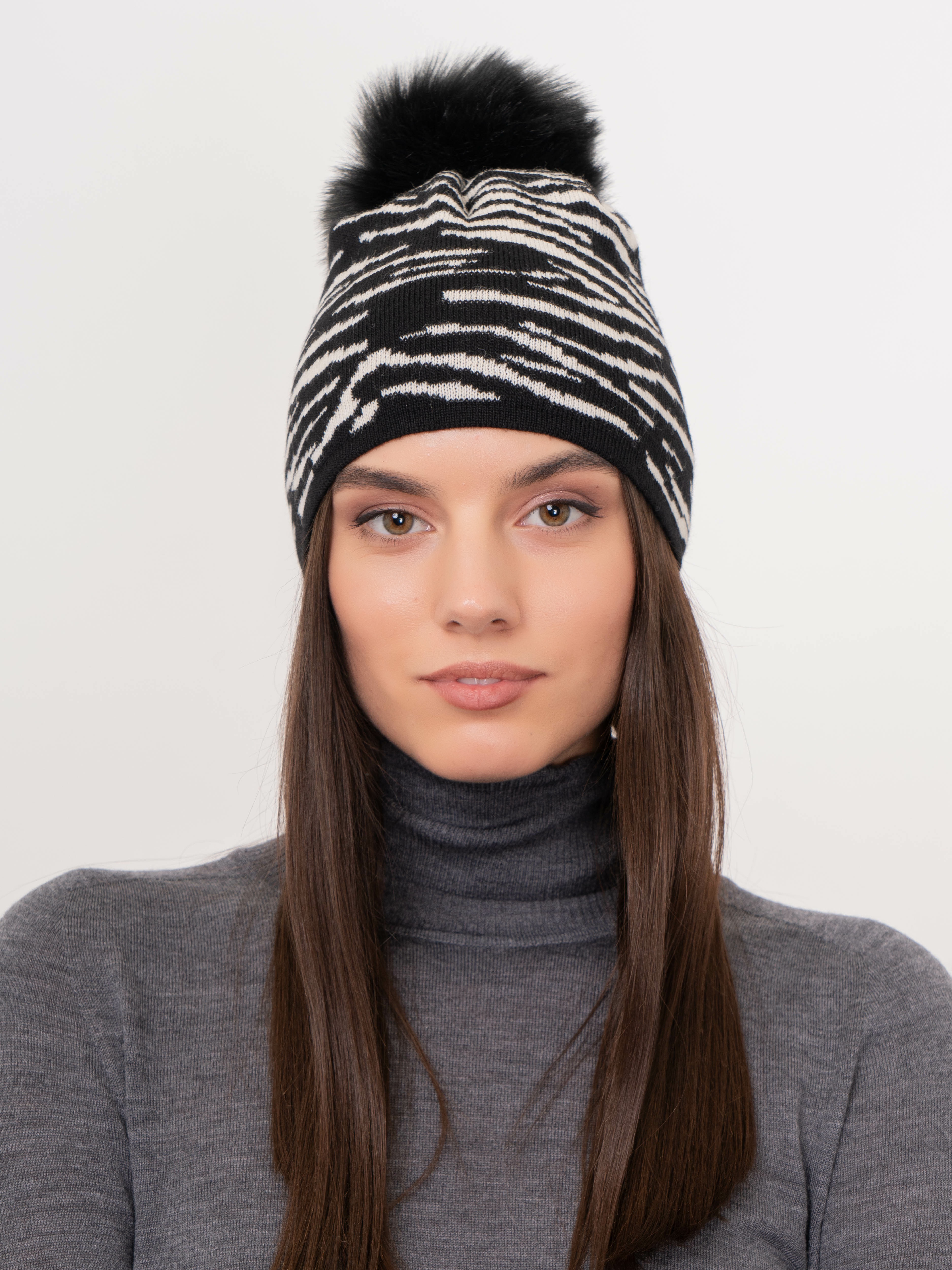 Э55760108 VENACO/20-02 Шапка с помпоном EMME